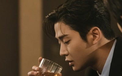 Rowoon's sad and complex face in front of Jo Bo-ah