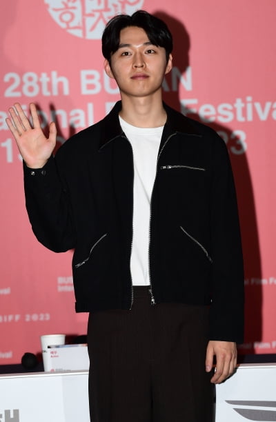 [TEN포토] 김우겸 "고아성 선배 아프신거 나으세요"