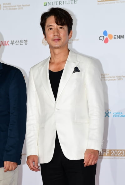 [TEN포토] 정준호 '깔끔한 블랙&화이트'
