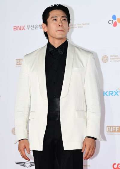 [TEN포토] 유태오 '레드카펫은 긴장되네'