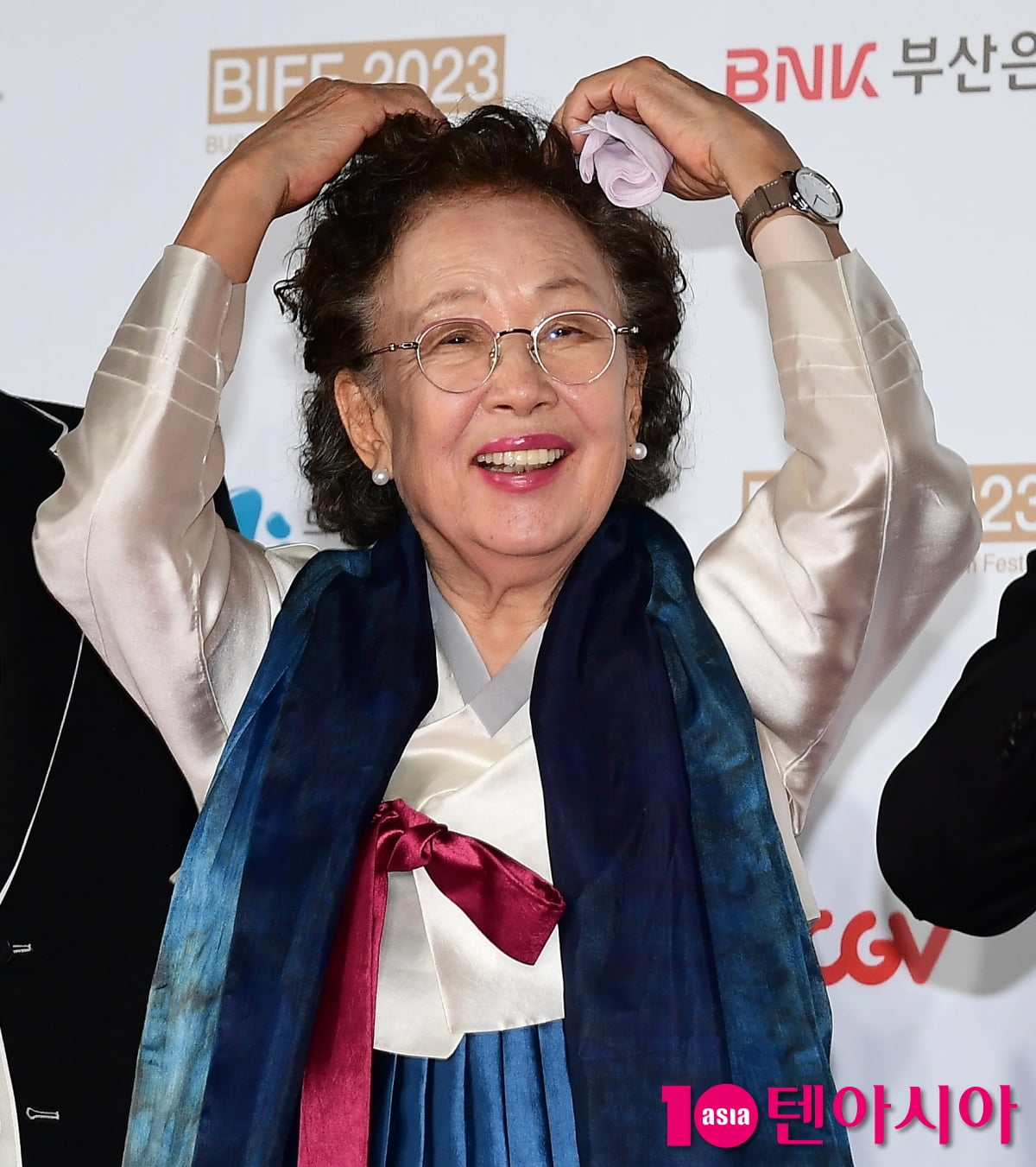 [TEN포토] 나문희 '귀여운 하트 날리며~'