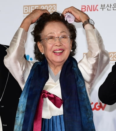 [TEN포토] 나문희 '귀여운 하트 날리며~'
