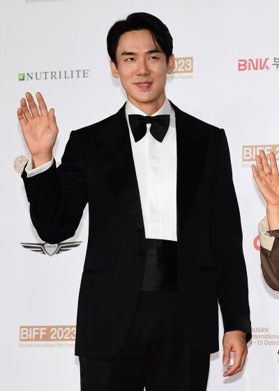 [TEN포토] 유연석 '여심 사로잡는 인사'