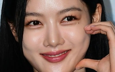 [공식] 김유정, 現 소속사 어썸이엔티와 재계약
