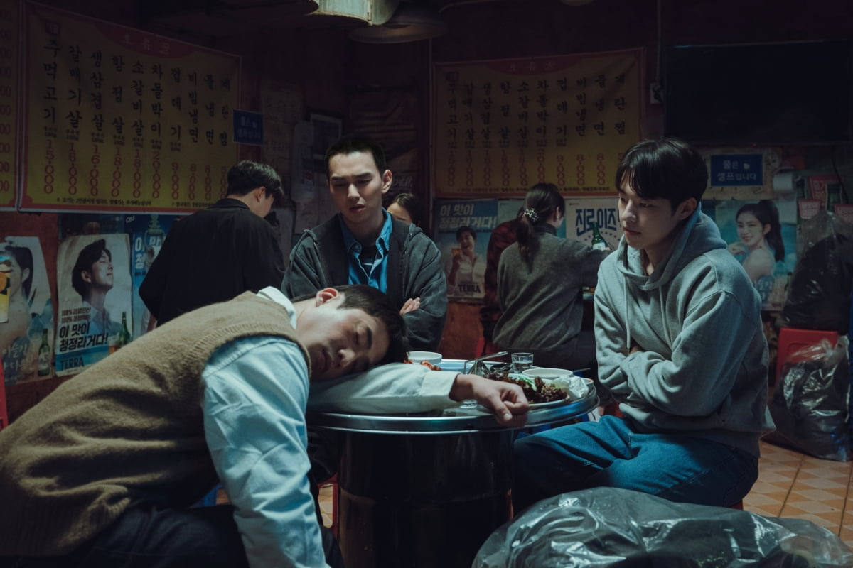 '거래' 스틸컷. /사진 제공=웨이브