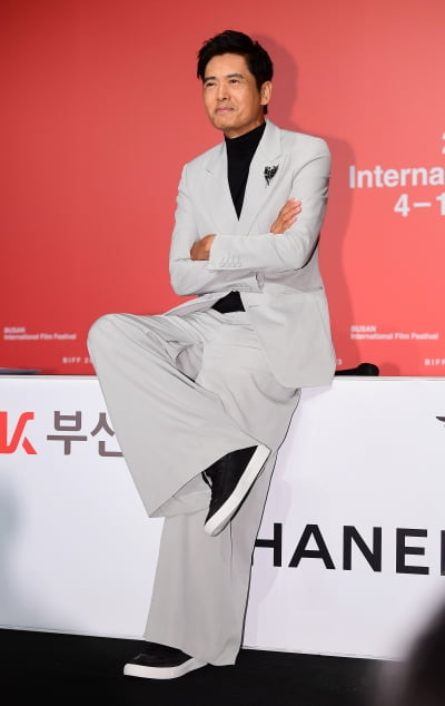 [TEN포토] 주윤발 '기자회견장에서 화보 촬영중'