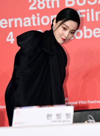 [TEN포토] 판빙빙 '내 이름표 맞나?'