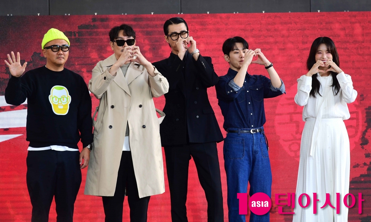 [TEN포토] 영화 '독전2' 주역들의 하트
