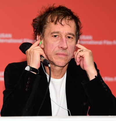 [TEN포토] '더 비스트' 베르트랑 보넬로 감독 '기자 질문 경청중'