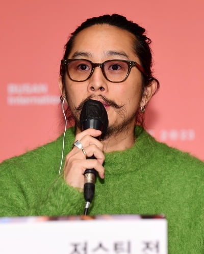 [TEN포토] 저스트 전 감독 "한국와서 정이삭 감독 처음 만났어요"