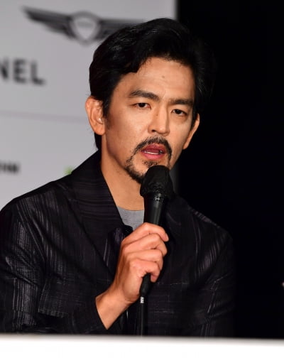 [TEN포토] 존 조 '인사 마저 멋짐'