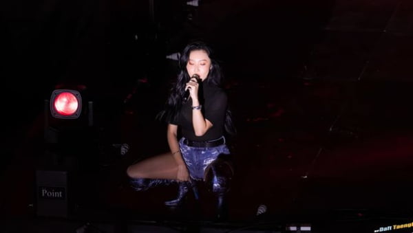 블랙핑크 리사 '19금 나체쇼'…외설은 아니지만, 묵묵부답 소통이 문제다 [TEN스타필드]