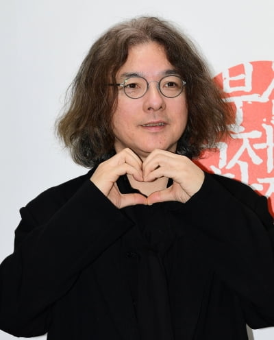 [TEN포토] 이와이 슌지 감독 '하트 보내는 거장'
