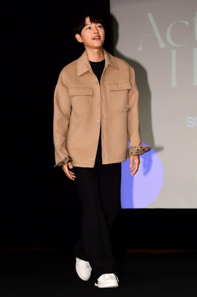 [TEN포토] 송중기 '많은 팬들 보며 깜짝이야'