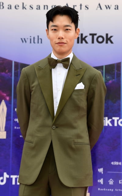 류준열, '2023 시카고 마라톤' 풀코스 완주…4시간 54분 39초[TEN이슈]