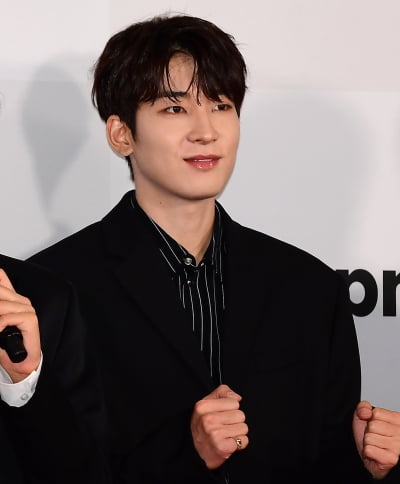 [TEN포토] 세븐틴 원우 '힘찬 파이팅'