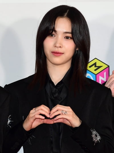 [TEN포토] 있지 류진 '귀요미 하트'