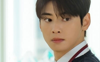 Cha Eun-woo is a high school teacher?