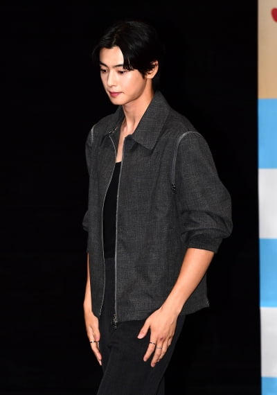 [TEN포토] 차은우 '샤프한 옆선'