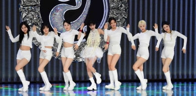JINI, fascinating solo debut stage...full of innocent beauty