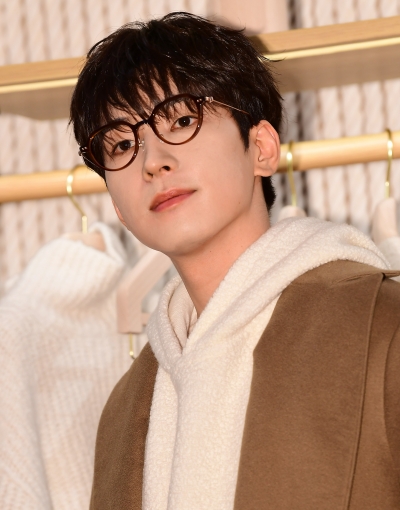 SEVENTEEN Wonwoo, a cool fall guy... Today is Senior with Glasses