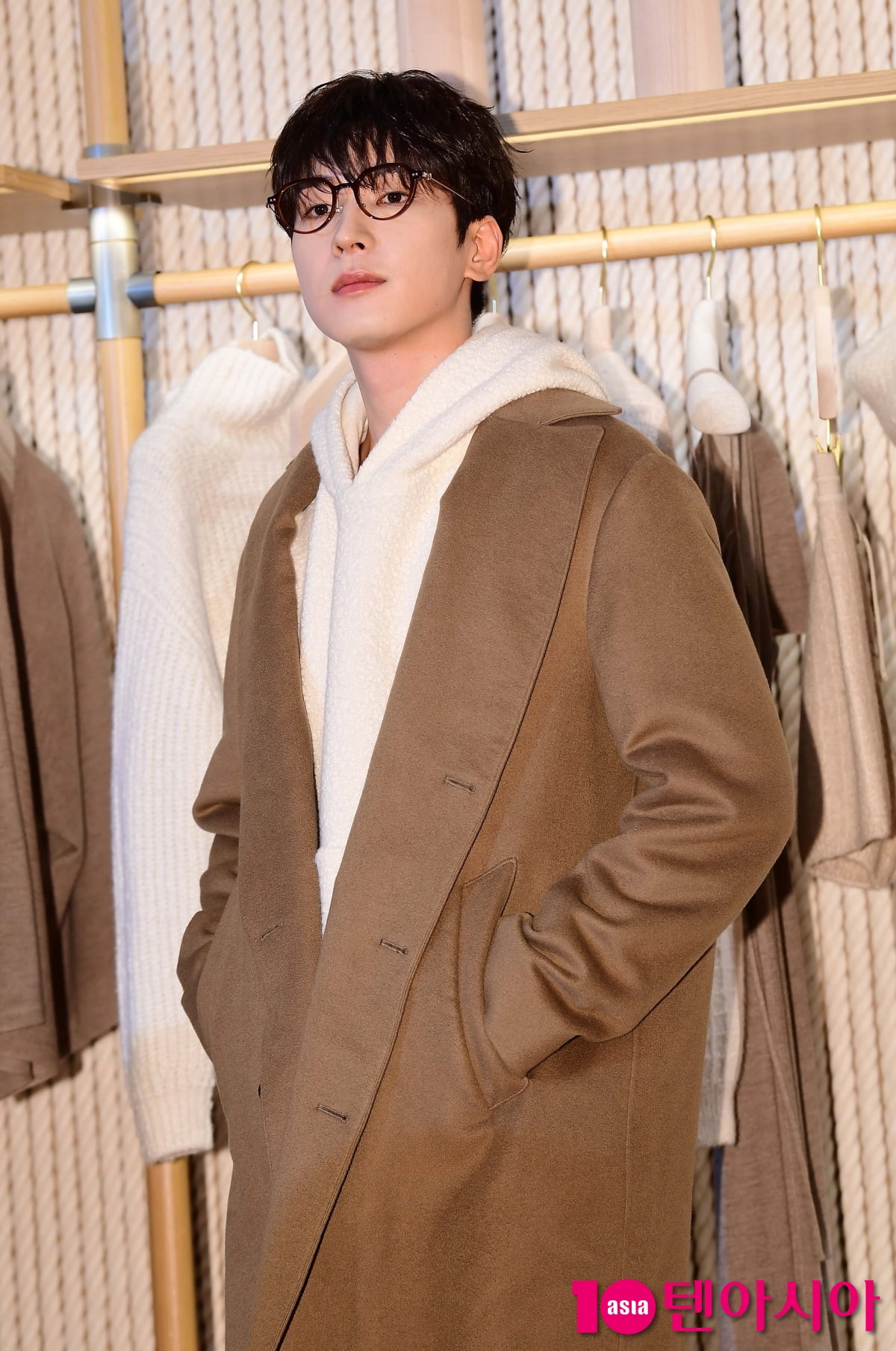  세븐틴 원우, 멋진 가을 남자...오늘은 안경 선배{TEN포토+]