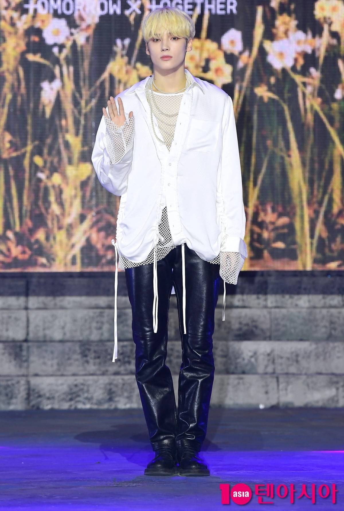 [TEN포토] TXT 휴닝카이 '눈 호강하는 손짓'
