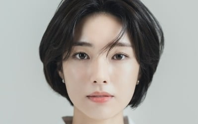 Hayoung and Suzy become involved in a love triangle.