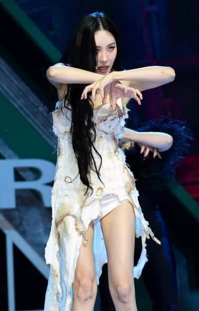 [TEN포토] 선미 '박쥐로 변신중'