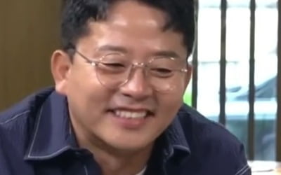 Kim Jun-ho unexpectedly takes off his top on stage.