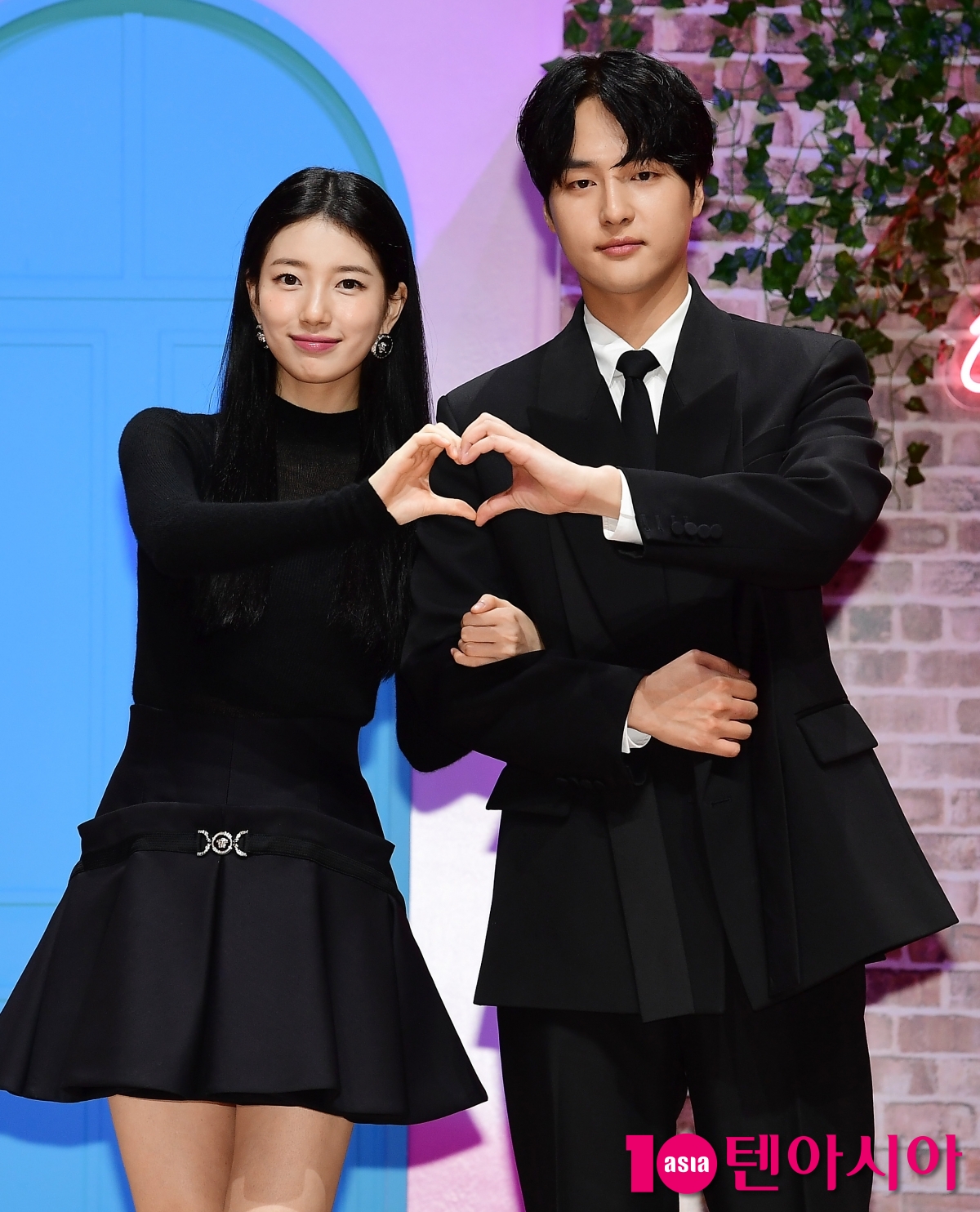 [TEN포토] 수지-양세종 '둘이 만든 하트'