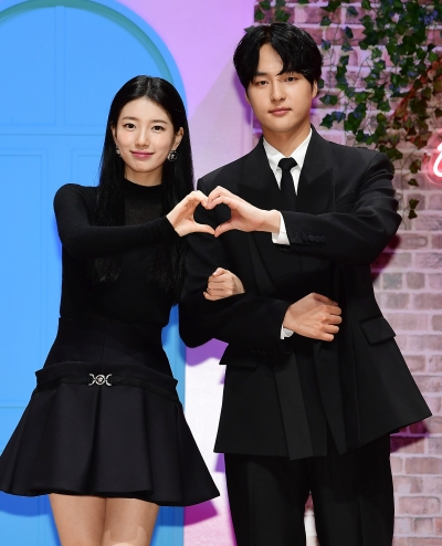 [TEN포토] 수지-양세종 '둘이 만든 하트'