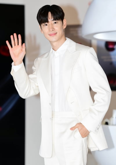 [TEN포토] 이제훈 '허혈성 대장염 이겨내고 반가워요'