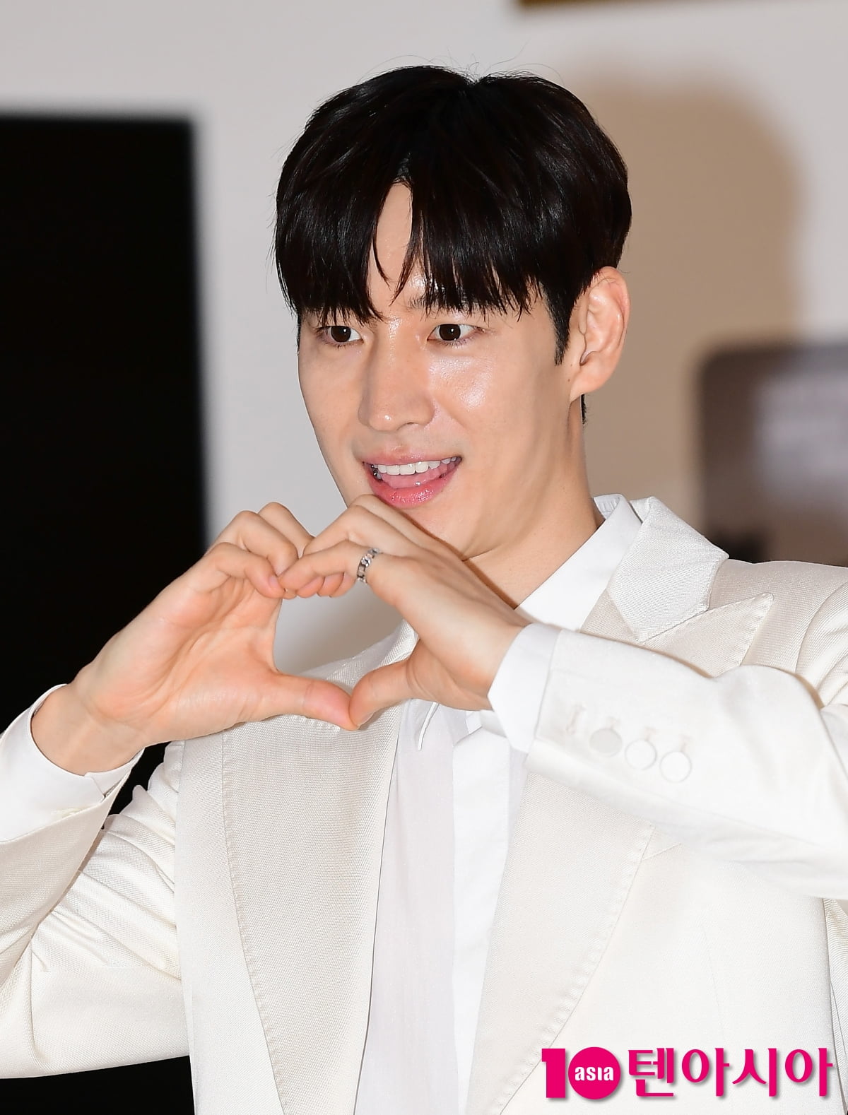 [TEN포토] 이제훈 '하트 장인'