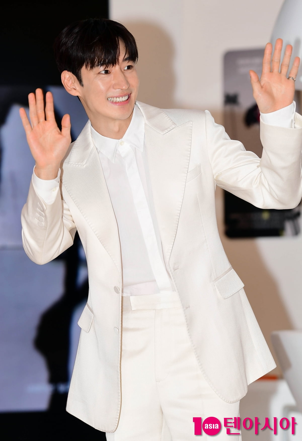 [TEN포토] 이제훈 '팬 여러분 반가워요~'