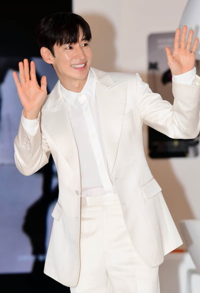 [TEN포토] 이제훈 '팬 여러분 반가워요~'