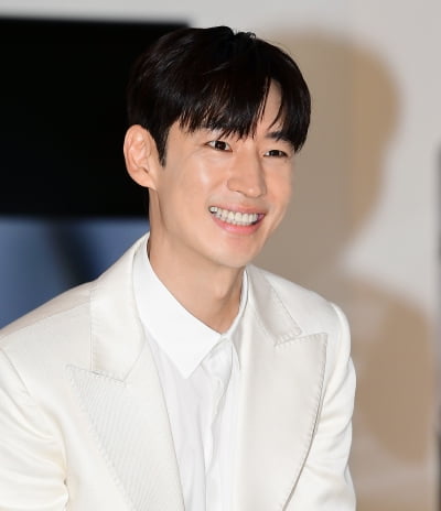 [TEN포토] 이제훈 '여심 사로잡는 미소'