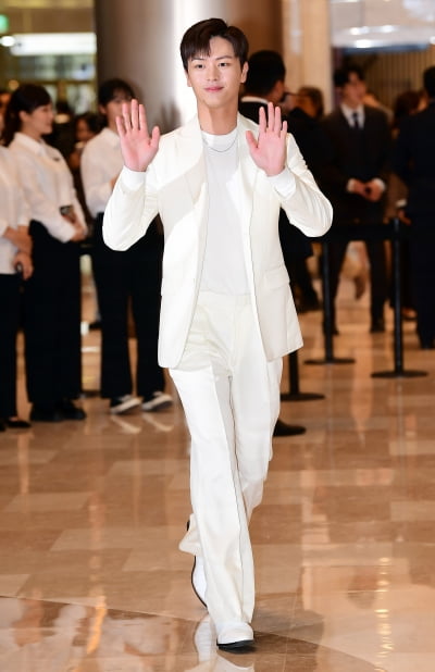 [TEN포토] 육성재 '여유 넘치는 인사'