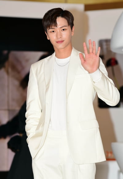 [TEN포토] 육성재 '매력적인 인사'