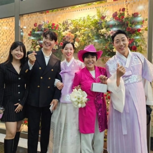 박수홍♥김다예, 환한 미소에 하트 포즈…'행복 가득' 손헌수 결혼식 현장 [TEN이슈]