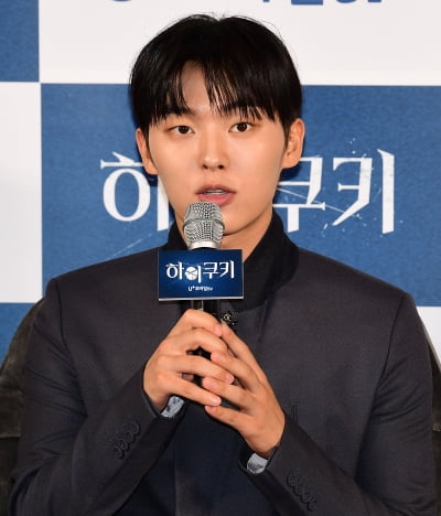 [TEN포토] 최현욱 '꽁초 무단투기 다시한번 죄송합니다'