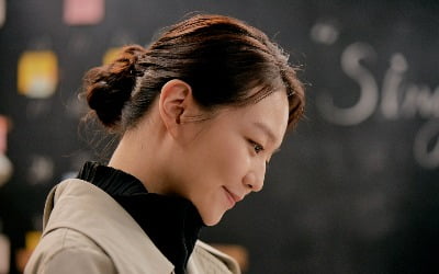 Lee Som from the movie 'Single in Seoul' plays the role of a best-selling author of a mysterious romantic novel