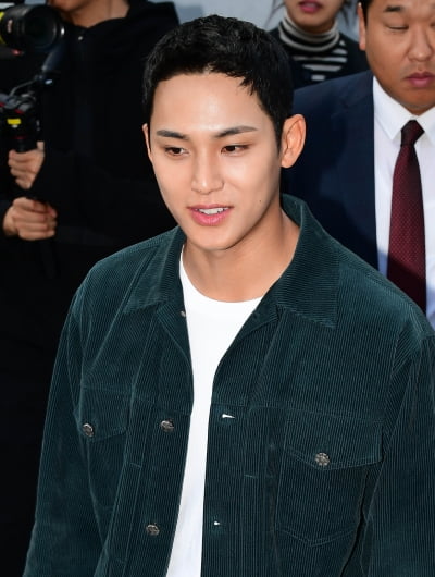 Seventeen Mingyu, lovely chestnut hair...looking handsome today as well