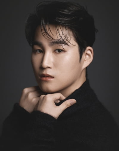 김희재, '명품 협찬 미반납' 논란에 입 열었다…"선물 받은 것"