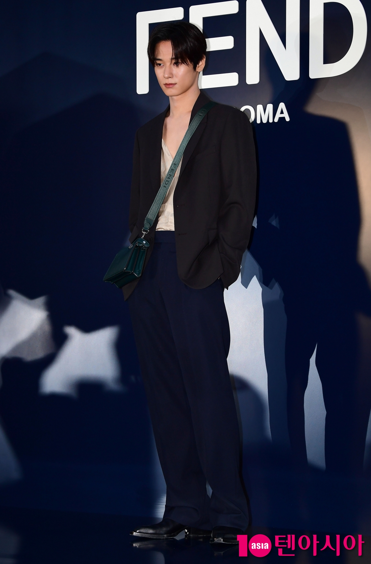 [TEN포토] 더보이즈 주연 '소장욕구 부르는 비주얼'
