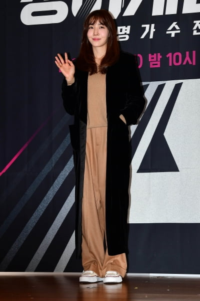 [TEN포토] 김이나 '롱코트로 멋내고'