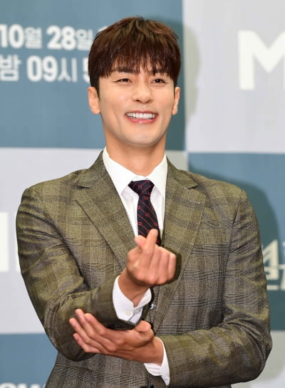 [TEN포토] 성훈 '여러분 사랑해요'