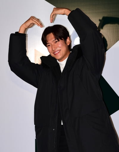 [TEN포토] 나인우 '하트는 즐거워'