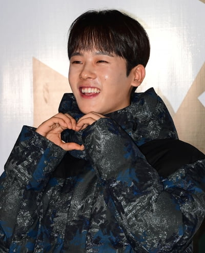 [TEN포토] 이정하 '순박한 하트'