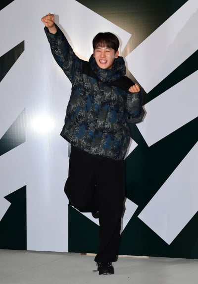 [TEN포토] 이정하 '봉식이 날아요~'